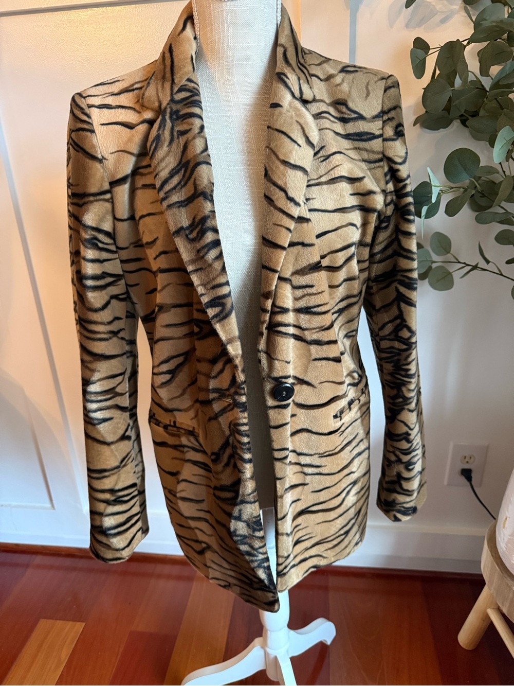 Harve Benard Tiger-Print Blazer in Tan and Black Size 8